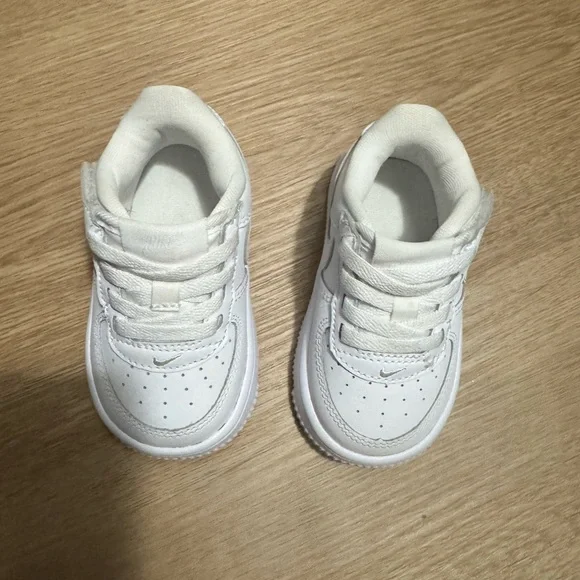 Classic White Kids' Sneakers with Padded Collar - Picture 3 of 4